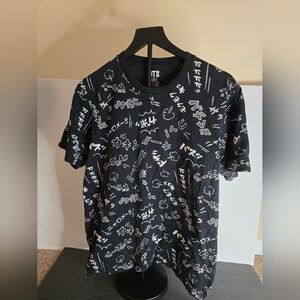 Uniqlo Black and White Short Sleeve Tees with Graphic Design Size Medium
